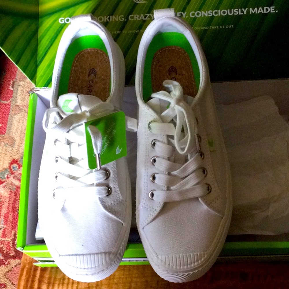 Cariama OCA low off-white canvas sneaker new in box size 7.5 memory foam insole.